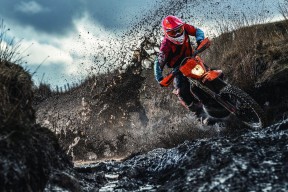 乐鱼官方网站-“东部新区定向赛场：徒步越野带来全新赛事体验”