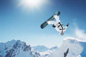 中小学体育课试点引入传统武术基础教学，国家将武术内容列入中小学体育教学大纲