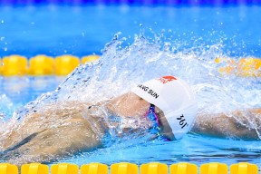 中国女篮比赛中多点开花 进攻火力十足，中国女篮打球