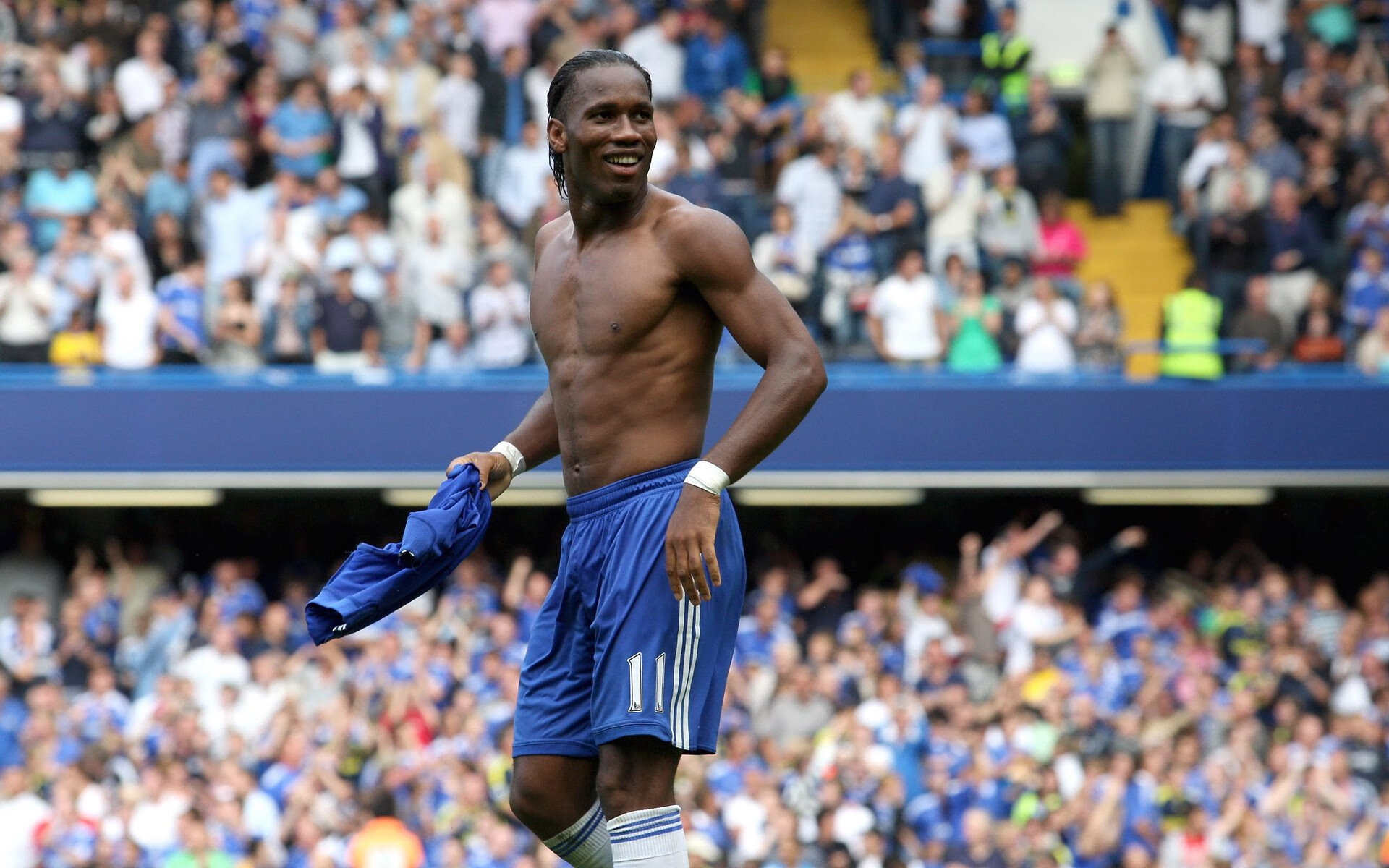 76人训练场开放日吸引大批粉丝参观，76人全队